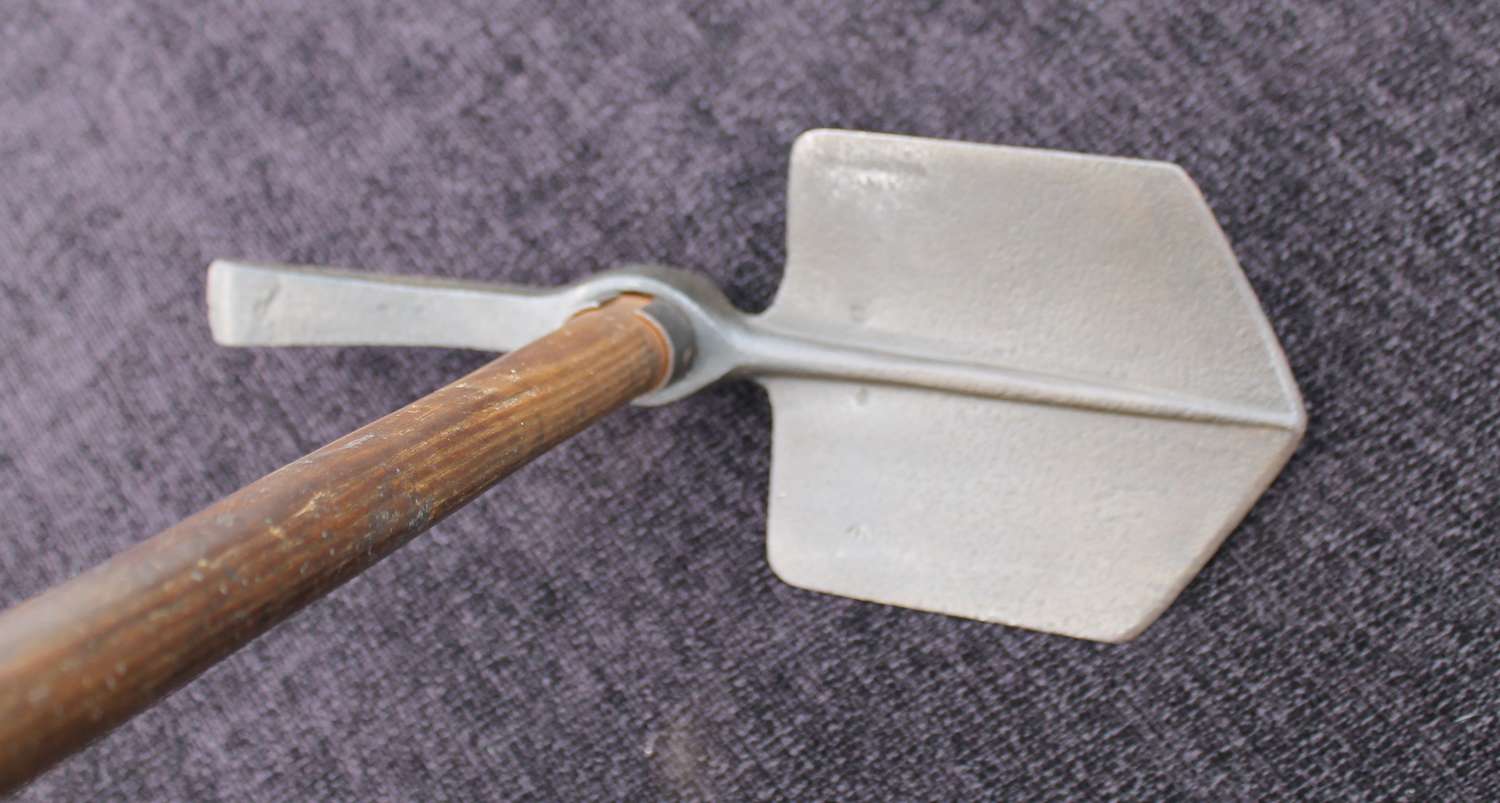 1915 dated Entrenching Tool